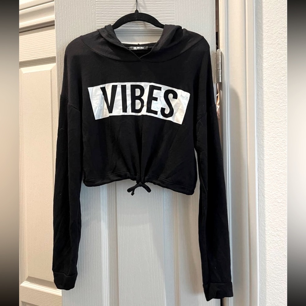 “Vibes” cropped hoodie